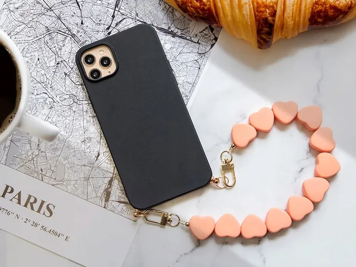 etui-mat-lancuszek-serduszka-do-iphone-13-pro-max-kolor-czarny