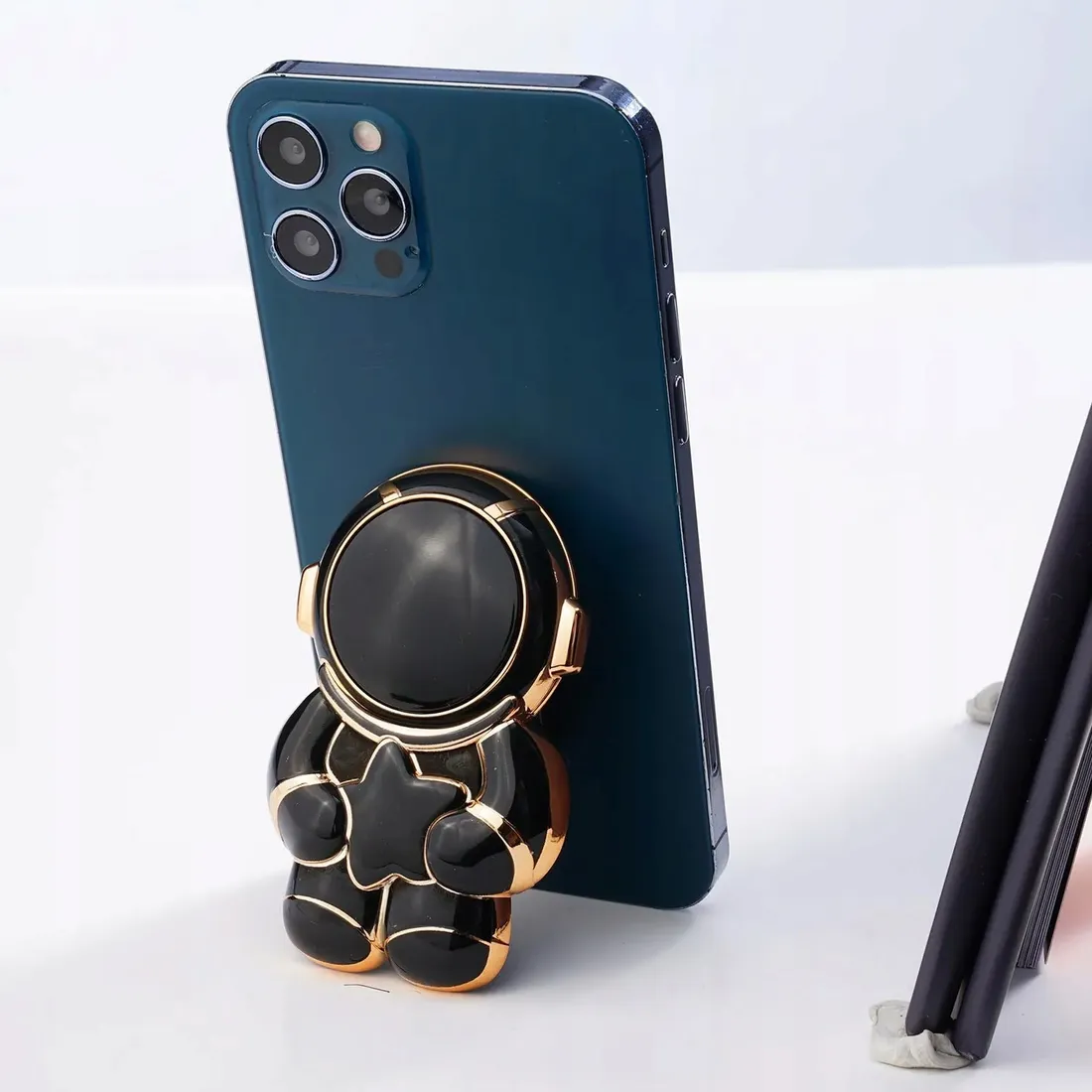 etui-joless-3d-uchwyt-astronauta-do-iphone-12-stan-nowy