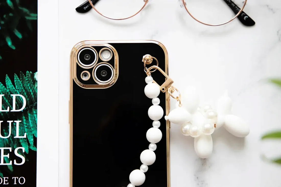 etui-joless-black-blink-do-iphone-12-pro-lancuszek
