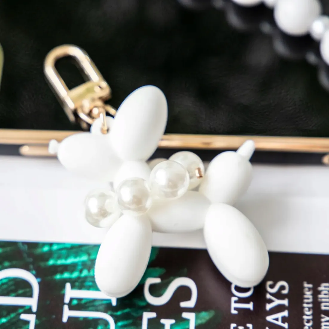 etui-joless-blink-do-iphone-13-pro-max-lancuszek