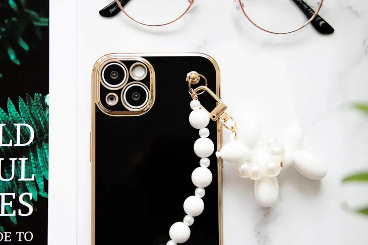 etui-joless-blink-do-iphone-13-pro-max-lancuszek-material-tworzywo-sztuczne