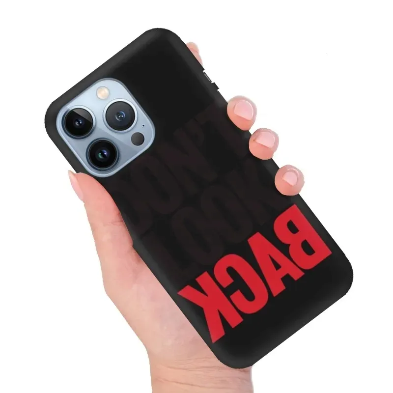 etui-matowe-czarne-do-iphone-13-pro-modne-wzory