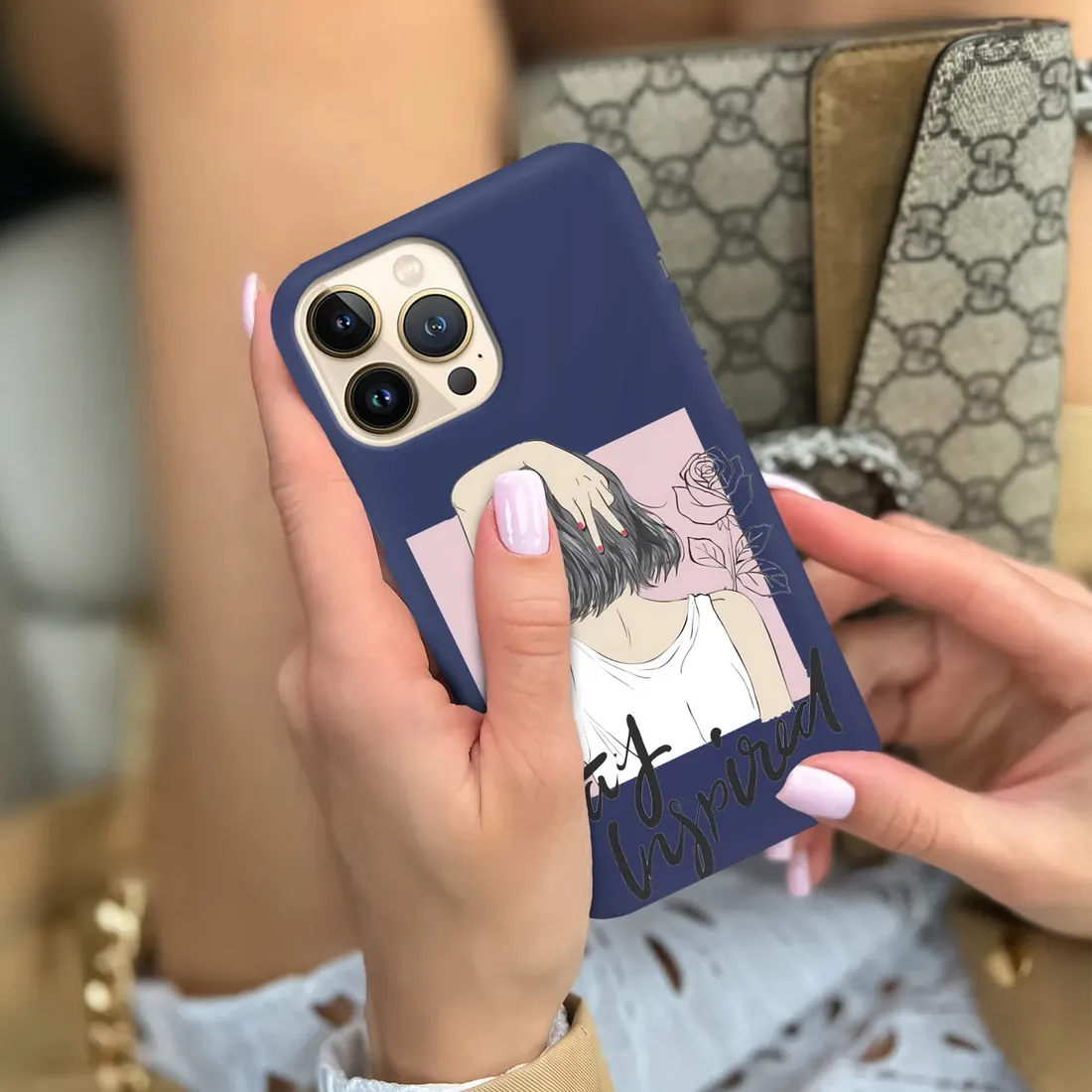 etui-matowe-granat-do-iphone-14-plus-modne-wzory