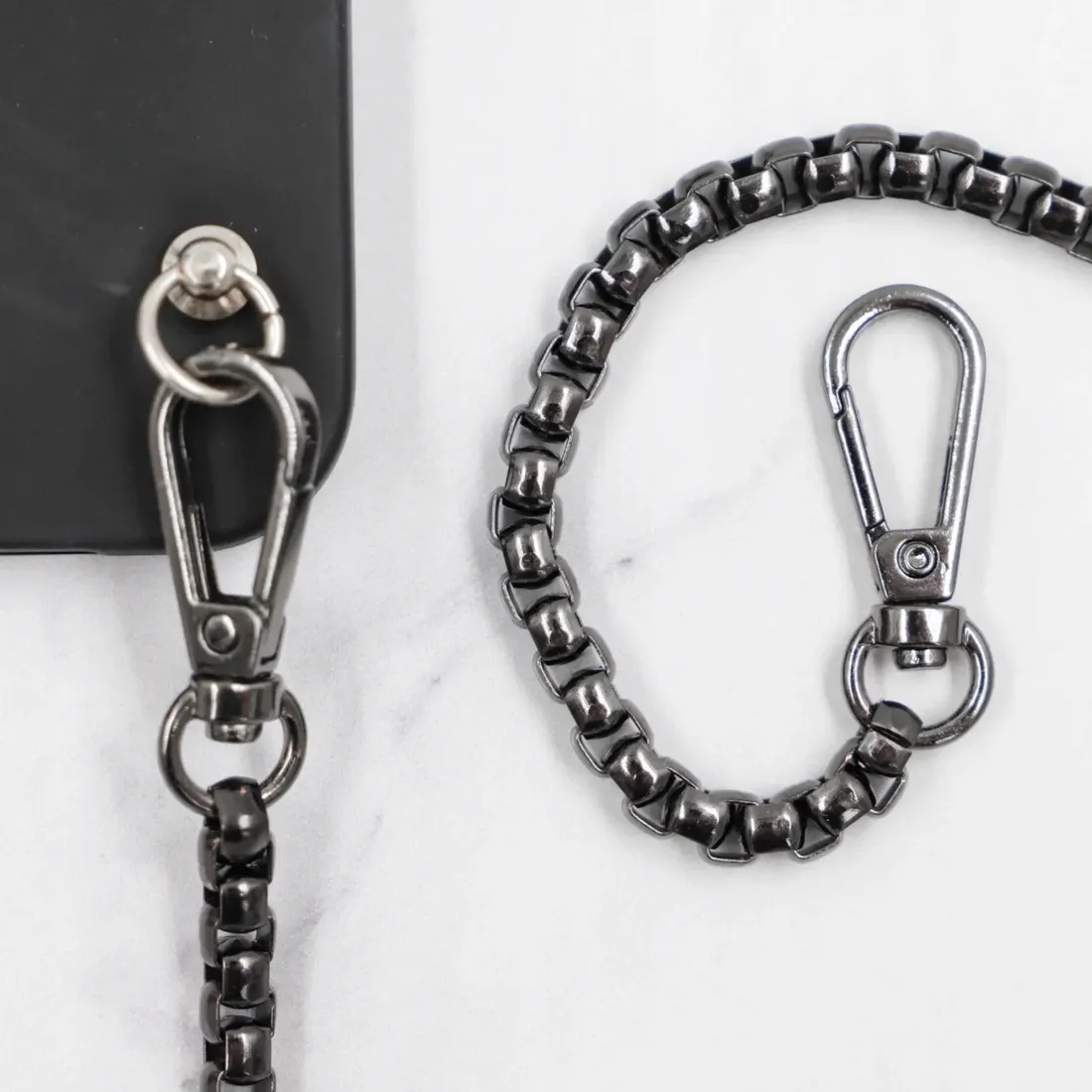 etui-mat-blink-czarny-do-iphone-13-pro-max-lancuch-stan-nowy