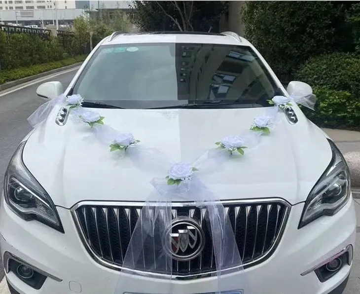 dekoracja-samochodu-do-slubu-rodzaj-kwiaty