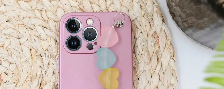 etui-metalic-rozowy-lancuszek-do-iphone-13-pro-max-typ-plecki