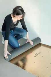 podklad-z-folia-pianka-wyciszajaca-panele-pod-podlogi-silent-walk-quickstep