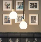 nowoczesna-lampa-wiszaca-led-sufitowa-zyrandol-kula-z-bialym-szklanym-kloszem-kompatybilna-z-zarowkami-e27-material-dominujacy-szklo