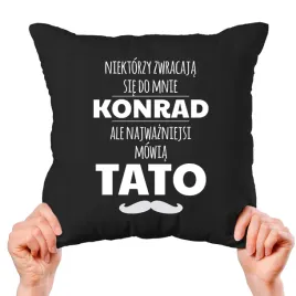 poduszka-czarna-jasiek-40x40-najwazniejsi-mowia-do-mnie-tato-imie-kreator