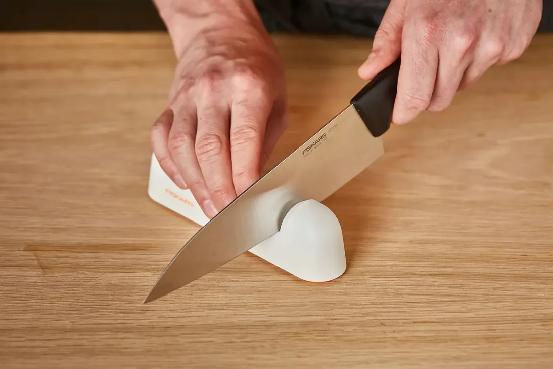 fiskars-roll-sharp-ostrzalka-profesjonalna-do-nozy-kuchennych-ceramiczna