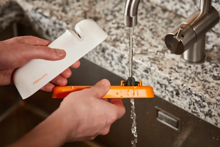 fiskars-roll-sharp-ostrzalka-profesjonalna-do-nozy-kuchennych-ceramiczna-informacje-dodatkowe-z-przyssawka