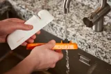fiskars-roll-sharp-ostrzalka-profesjonalna-do-nozy-kuchennych-ceramiczna-informacje-dodatkowe-z-przyssawka