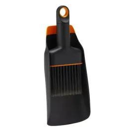 fiskars-urban-lopatka-dwustronna-ogrodowa-do-ziemi-przesadzania-szczotka