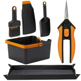 fiskars-zestaw-narzedzi-ogrodowych-nozyce-lopatka-szczotka-pojemnik-mata