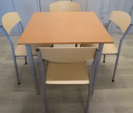 stol-80x80cm-i-4-krzesla-sklejka-zestaw-socjalny