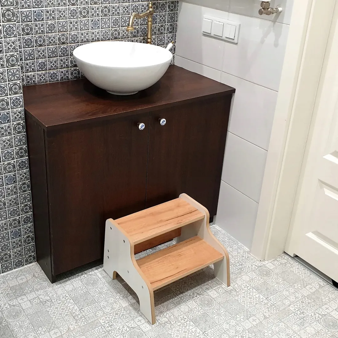 schodki-podest-podnozek-bialo-debowy-sc-310-stan-nowy