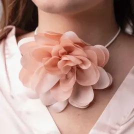 choker-naszyjnik-kwiat-na-rzemieniu-roza-na-szyje-rozowa