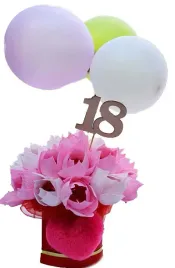 bukiet-z-cukierkow-na-osiemnastke-z-balonami