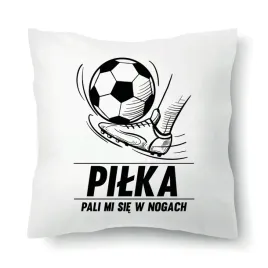 poduszka-biala-na-prezent-dla-fana-pilki-noznej-pilka-pali-sie-w-nogach-wz