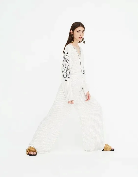 pull-and-bear-kremowy-kombinezon-paski-hafty-m