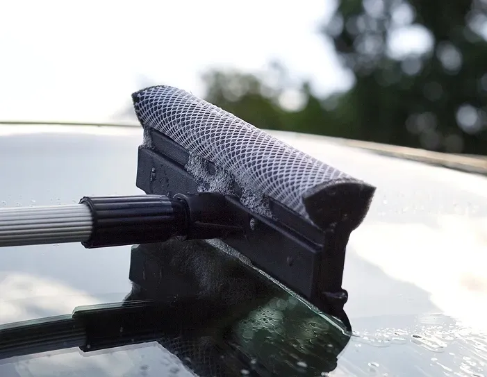 sciagaczka-teleskopow-do-wody-podlog-szyb-sciagacz