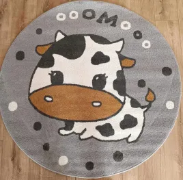 okragly-dywan-dzieciecy-z-miekkim-wlosemwesola-krowka-140cm