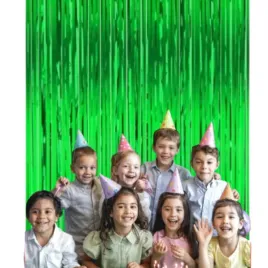 zielona-kurtyna-tlo-do-zdjec-chrzest-swiety-komunia-foto-scianka-urodziny