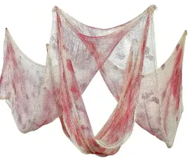 narzuta-andrzejki-horror-roz-120-200-zaslona-z-plamami-krwi-dekoracja