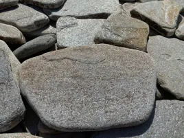 kamien-elewacyjny-szaro-brazowy-ze-srebrna-poswiata-naturalny-grecki