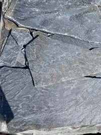 kamien-elewacyjny-niebiesko-ciemno-grafitowy-nieregularny-grecki-lupek