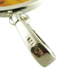 srebrna-zawieszka-z-duzym-koniakowym-bursztynem