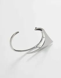 design-spiczasta-nausznica-w-srebrnym-kolorze