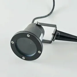 lampa-wbijana-porto-ogrodowa-reflektor-czarny-wodoodporna