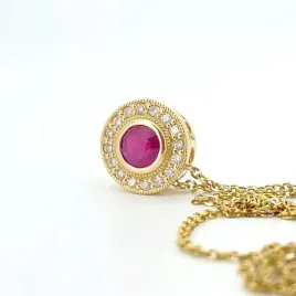 zloty-wisiorek-z-kolekcji-rainbow-od-diamanti-z-20-brylantami-i-rubinem