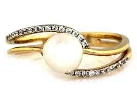 zloty-pierscionek-585-ozdobiony-syntetyczna-perla-i-cyrkoniami-r14