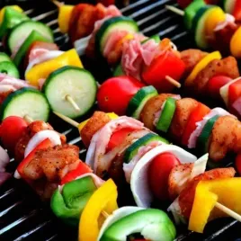grill-weglowy-ogrodowy-z-pokrywa-polki-boczne-ruszt-kola-transportowe