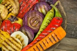 weglowy-grill-ogrodowy-pokrywa-termometr-kolka