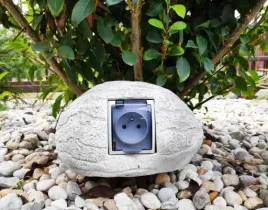 unikalny-ozdobny-kamien-z-gniazdem-elektrycznym-estetyka-z-funkcjonalnoscia