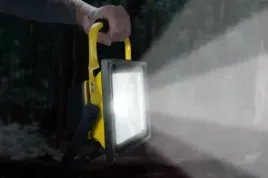 halogen-roboczy-reflektor-naswietlacz-led-z-akumulatorem-przenosny-ip65-30w