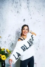 la-blanche-oversaizowa-bluza-damska-nietoperz-w-luznym-stylu-biala-logowana