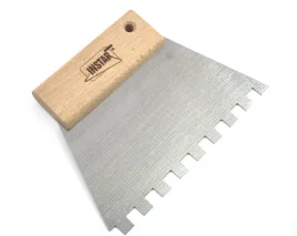 szpachla-metalowa-180-mm-zab-10x10-mm-do-mas-klejowych-gladzi-instar-0938