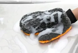 delikatna-rekawica-do-mycia-samochodu-z-mikrofibry