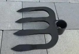 solidna-motyka-czterozebna-kuta-kopania-premium