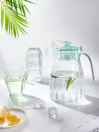 dzbanek-ze-szklankami-na-sok-zimne-napoje-piknik