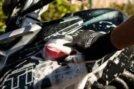 prozniowo-pakowana-gabka-do-mycia-motocykla-mucoff