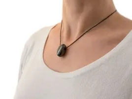 wisiorek-szungit-berta-odpromiennik-35-cm