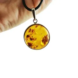 srebrna-zawieszka-z-duzym-koniakowym-bursztynem