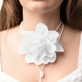 choker-naszyjnik-kwiat-na-rzemieniu-roza-na-szyje-biala