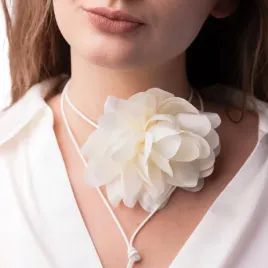 choker-naszyjnik-kwiat-na-rzemieniu-roza-na-szyje-kremowa