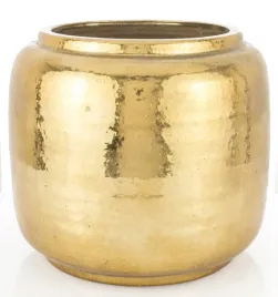 zlota-oslonka-z-kamionki-wazon-na-kwiaty-dekoracja